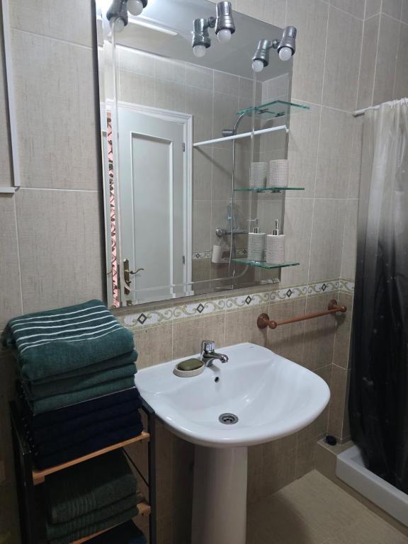 Baño completo de Villa Maritxu en Cangas do Morrazo con ducha, lavabo y mobiliario funcional para alquiler turístico cerca de la playa de Rodeira