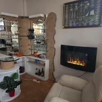 Salón acogedor de Villa Maritxu en Cangas do Morrazo con chimenea decorativa y zona de descanso para estancias turísticas en O Morrazo