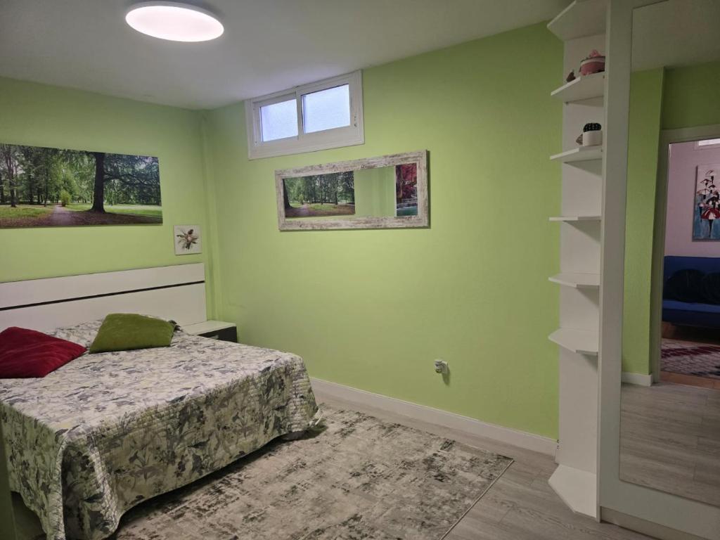 Habitación de Villa Maritxu en Cangas do Morrazo con cama doble, decoración moderna y espacio luminoso para vacaciones cerca de la playa de Rodeira