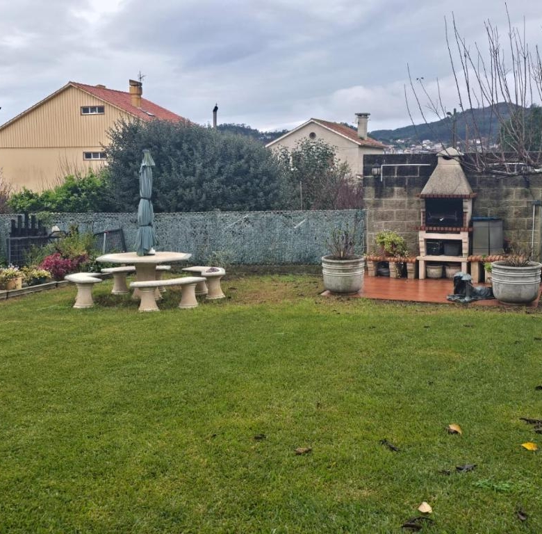 Jardín privado de Villa Maritxu en Cangas do Morrazo con zona verde, barbacoa y espacio exterior para disfrutar de vacaciones en las Rías Baixas