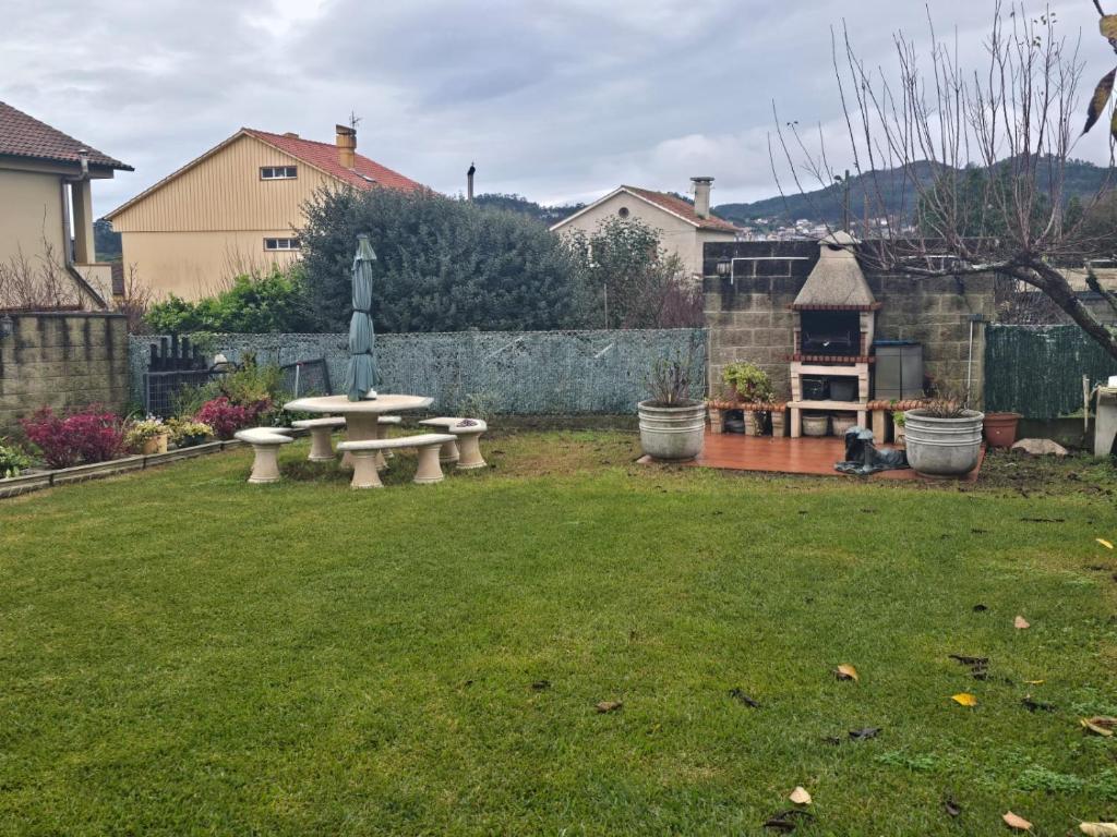 Jardín privado de Villa Maritxu en Cangas do Morrazo con zona verde, barbacoa y espacio exterior para disfrutar de vacaciones en las Rías Baixas