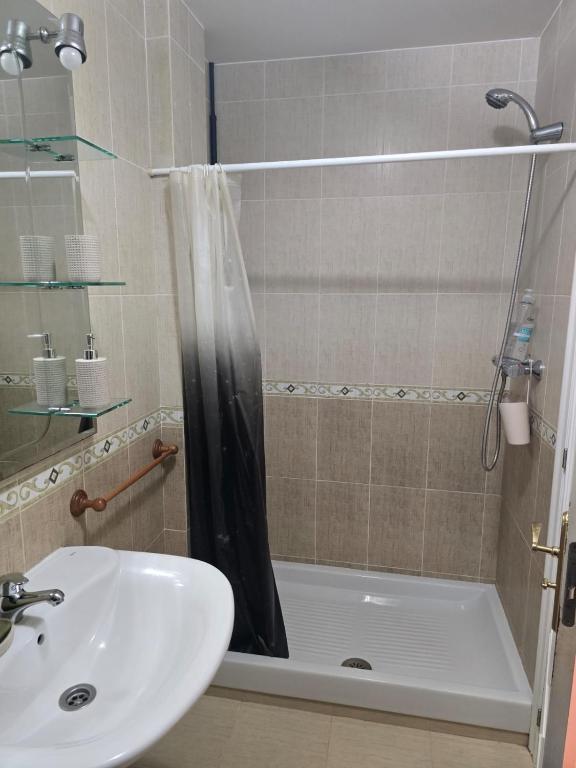 Baño de Villa Maritxu en Cangas do Morrazo con plato de ducha amplio y equipamiento funcional para alojamiento turístico cerca de Rodeira