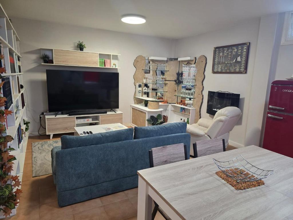 Salón comedor de Villa Maritxu en Cangas do Morrazo con sofá, televisión y zona de estar moderna para alojamiento turístico en las Rías Baixas
