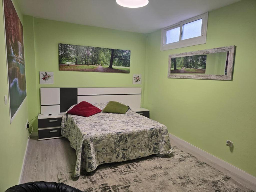 Dormitorio principal de Villa Maritxu en Cangas do Morrazo con cama doble y ambiente acogedor para vacaciones cerca de la playa de Rodeira
