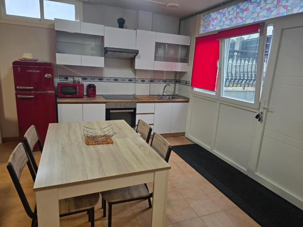 Cocina equipada de Villa Maritxu en Cangas do Morrazo con comedor, electrodomésticos y acceso exterior para alojamiento turístico en las Rías Baixas